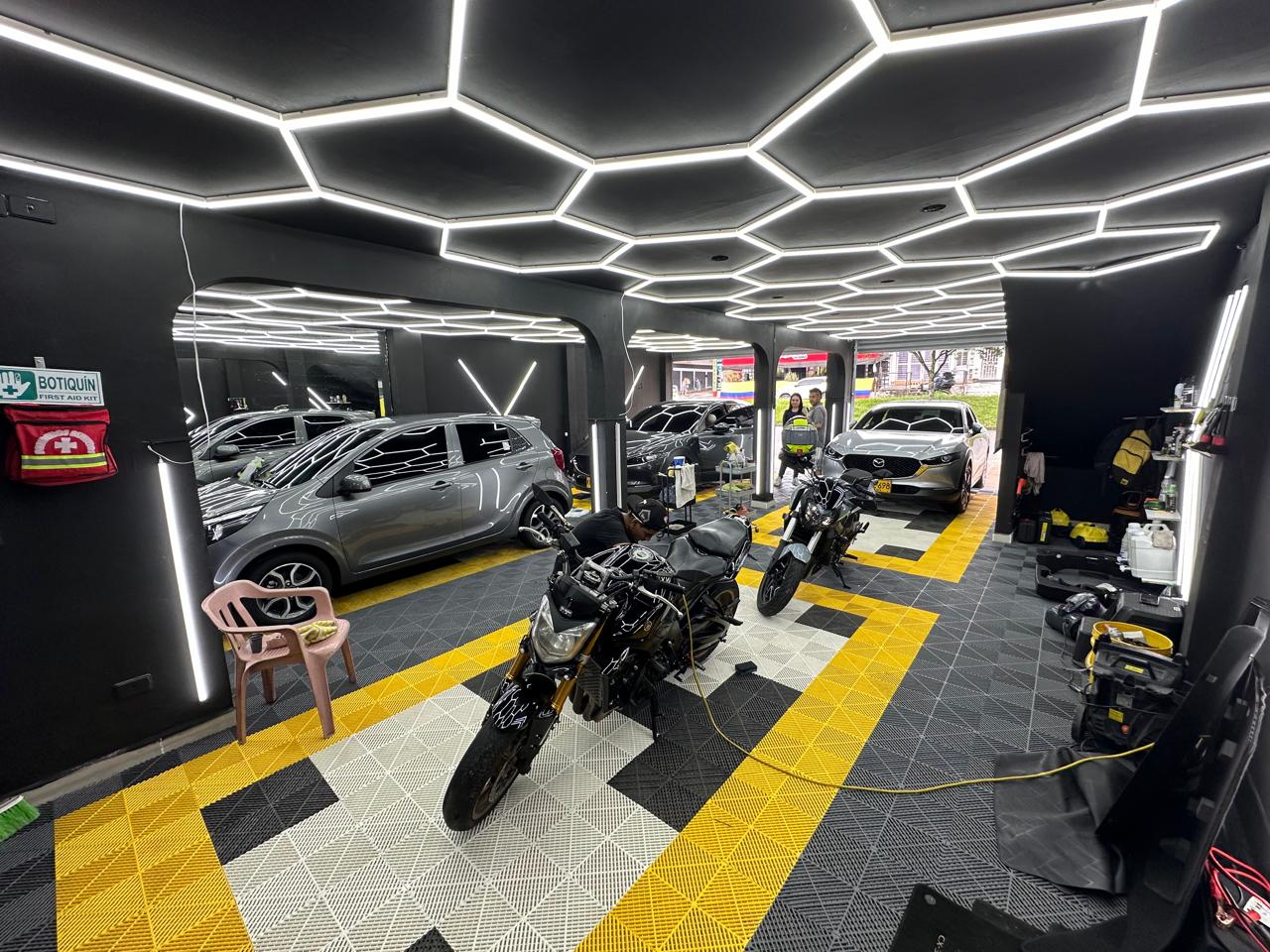 Bahía de trabajo de Alma Detailing con iluminación hexagonal